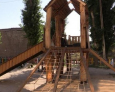 Жители Кривого Рога своими руками сделали детскую площадку (ФОТО)