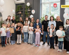 Свято для першачків: дітей оборонців Маріуполя привітали напередодні навчального року