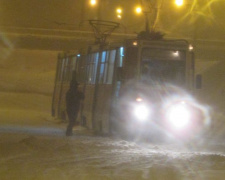 В Кривом Роге из-за непогоды в сугробах застряли трамваи