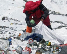 Мікропластик «підкорив нову вершину» — його знайшли у снігу з найвищої гори світу