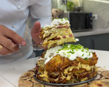 Смачний торт із дерунів із часниковим соусом - фото скріншот з відео