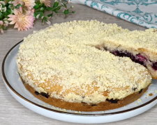 Пісна випічка нового рівня: ароматний пиріг зі смородиною - фото скріншот з відео