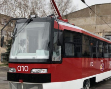 В Кривом Роге провели обновление ещё одного вагона для линии скоростного трамвая (ФОТО)