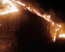 Залишилися на вулиці напередодні зими: вночі на Криворіжжі вщент згорів будинок
