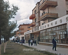 Соцмісто, вулиця Революційна (Степана Тільги), 1937 рік. Група житлових будинків «П’ятірка» з магазинами на перших поверхах. - фото групи "Криворізька старовина" 