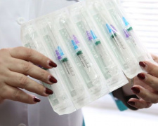 В Україні дозволили вводити бустерну дозу вакцини проти COVID-19 людям віком 60+