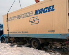 Под Кривым Рогом спасатели доставали из снега грузовик
