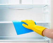 Як швидко розморозити холодильник, не відключаючи його від мережі: поради