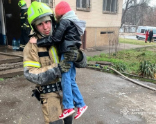 Пожежа у багатоповерхівці Кривого Рогу: надзвичайники врятували 15 містян