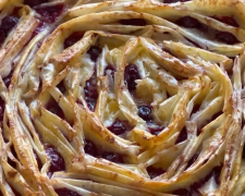 Вишневий смак літа в легкому пирозі з філо - фото скріншот з відео