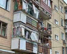 Горіло пшеничне поле та пошкоджена пʼятиповерхівка: росіяни атакували безпілотниками Дніпропетровщину