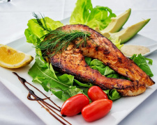 Як зробити рибу золотистою і ніжною: порада від шеф-кухарів - фото з відкритих джерел