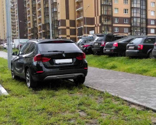 паркування машин, фото ілюстративне