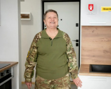 Захисниця Маріуполя Тетяна «Хрещена» Теплюк отримала квартиру від Ріната Ахметова до свого 74-річчя