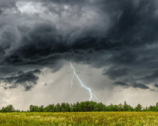 Негода на Дніпропетровщині: можливі дощі з грозами та пориви вітру