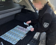 Хабар на трасі: у Кривому Розі затримали поліцейську, яка «продавала» фіктивну службу в штурмовому батальйоні
