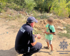 Гуляв по місту сам: криворізькі патрульні знайшли загубленого мандрівника біля дороги