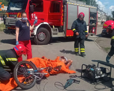 Впав з велосипеда та наштрикнувся на кермо: в Інгулецькому районі знадобилась допомога рятувальників