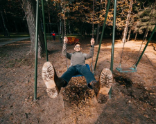 Дорослі на дитячому майданчику, фото з відкритих джерел