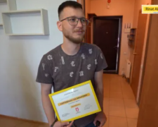 Мріє створити родину після пережитого полону: захисник Маріуполя отримав квартиру від Фонду Ріната Ахметова