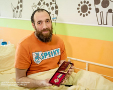 Вони тримали світло під обстрілами: на Дніпропетровщині двом енергетикам вручили ордени «За мужність»