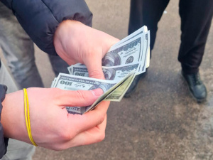 Обіцяв «білий квиток» за долари: у Кривому Розі викрили аферу