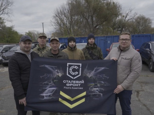 Сталевий фронт Ріната Ахметова передав 157-й ОМБр автопарк та обладнання для мобільного виробництва дронів