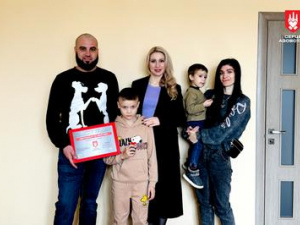 Власна оселя для героя Маріуполя: Євгеній Богачов отримав квартиру за підтримки “Серця Азовсталі”