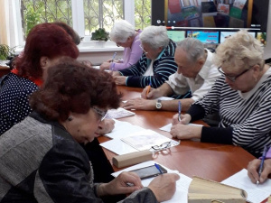 Вчитися ніколи не пізно: у Терцентрі соцобслуговування Інгулецького району вивчають українську мову