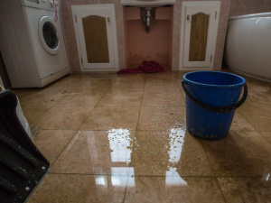 Вашу квартиру затопили? Як діяти та куди звертатись: відеокоментар адвоката