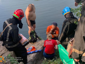У Кривому Розі рятувальники надали допомогу чоловікові, який впав на велосипеді з пагорба