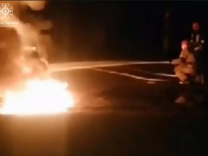 У Центрально-Міському районі вогонь з палаючого автомобіля перекинувся на вікна житлового будинку