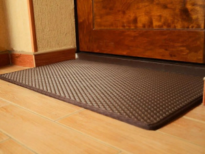 Який килимок біля дверей притягує гроші та достаток - фото з відкритих джерел