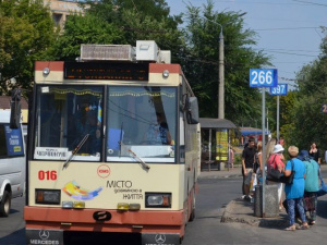 Криворожане требуют, чтобы в троллейбусы пускали всех пассажиров