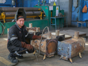 На криворізьких підприємствах Метінвесту виготовляють буржуйки для ЗСУ