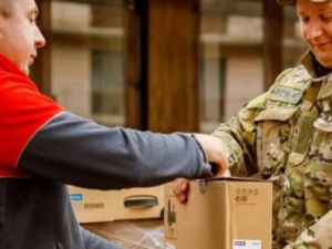 Передача посилки військовому, фото з відкритих джерел 