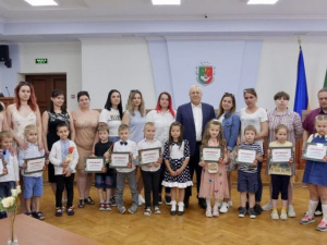 У Кривому Розі маленьким першачкам, які народилися у День міста, подарували портфелі