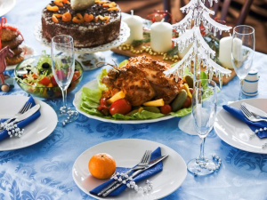 Святковий стіл зі стравами та келихами - фото з відкритих джерел