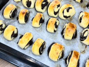 Міні-булочки з маком: легкий рецепт для смачних шкільних перекусів - фото скріншот з відео