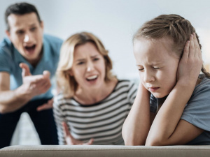 Батьки кричать на дитину - стокове фото з відкритих джерел