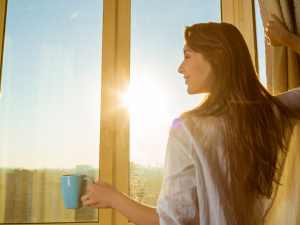 Дівчина біля вікна на світанку/фото з відкритих джерел