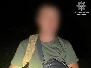 Під час комендантської години криворізькі патрульні затримали чоловіка, який перебував у розшуку