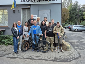 Кілометр за кілометром на одній педалі: у Кривому Розі мандрівник з Канади Джейкоб Кепка зустрівся з амбасадори спільноти "Титани UA" 