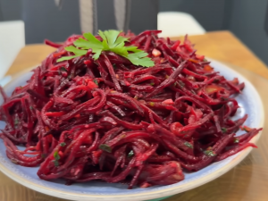 Як приготувати буряк по-корейськи, щоб усі просили добавку - фото скріншот з відео