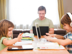 Дистанційна робота батьків, фото ілюстративне 