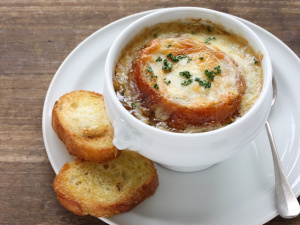 Ароматний цибулевий крем-суп з вершками: простий рецепт
