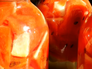 Солодка ідея для заготовок: консервовані кавуни - фото кадр з відео