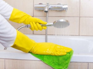 Як швидко очистити поверхні у ванній від мильних плям та вапняного нальоту – поради