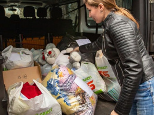 Волонтери Північного ГЗК надають допомогу переселенцям з різних міст України
