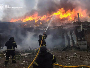 Вибухи на Криворіжжі: росіяни вдарили по підприємству, виникли пожежі, є поранені